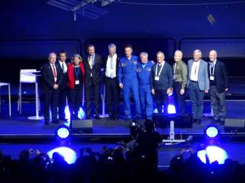Alle Menschen auf diesem Bild sind Astronauten. Wann sieht man schon mal so viele?